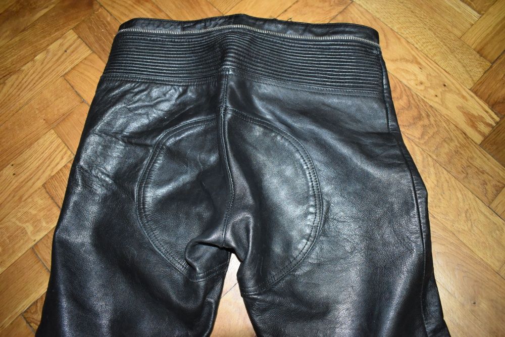 Pantaloni moto din piele