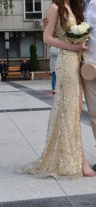 Златна бална рокля