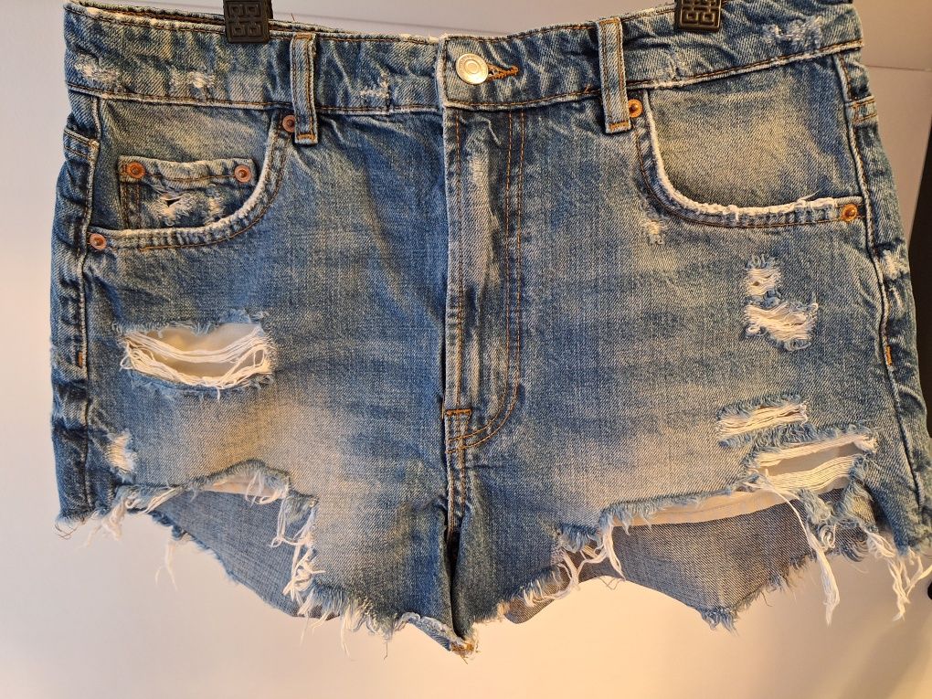 Pantaloni scurti Zara