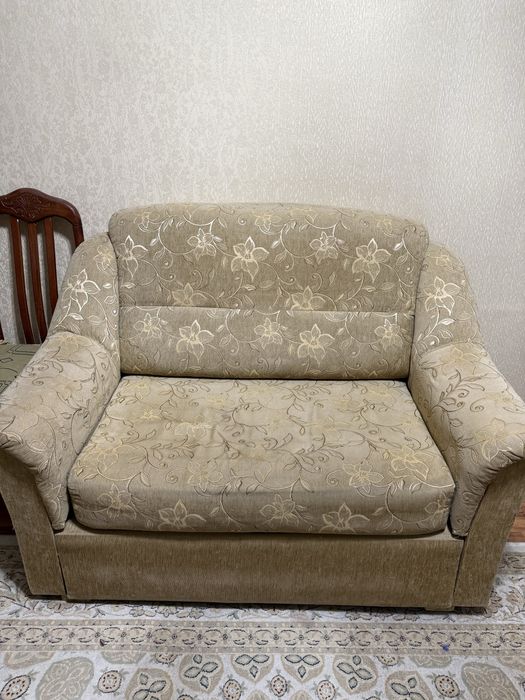 Мини диван продается, в хорошем состоянии,  самовывоз. Район Авангар-3