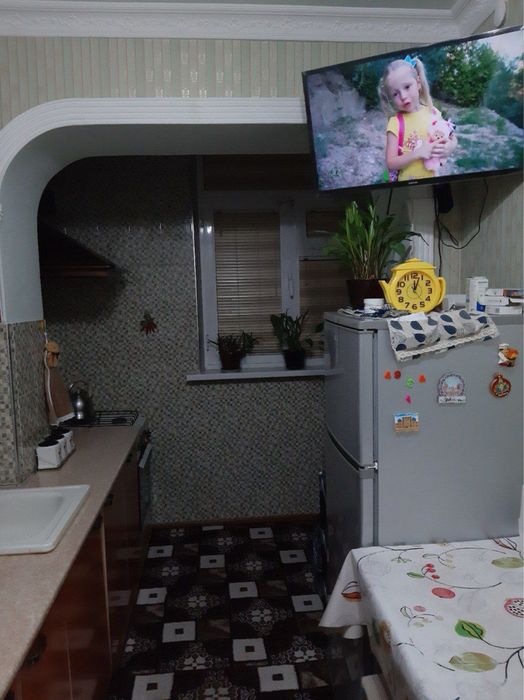 Срочно Продаётся 2 х комнатная квартира на 2 этаже в кирпичном доме .