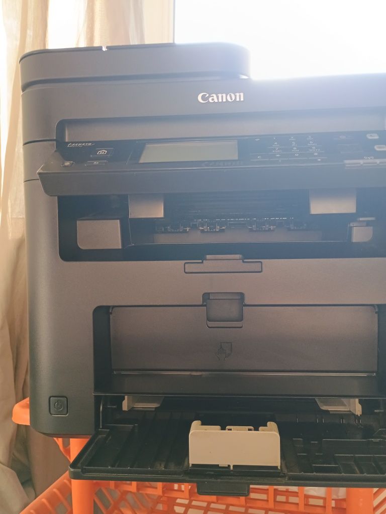 Продавам Копирен принтер CANON