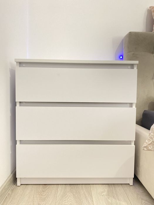 Comodă alba dormitor