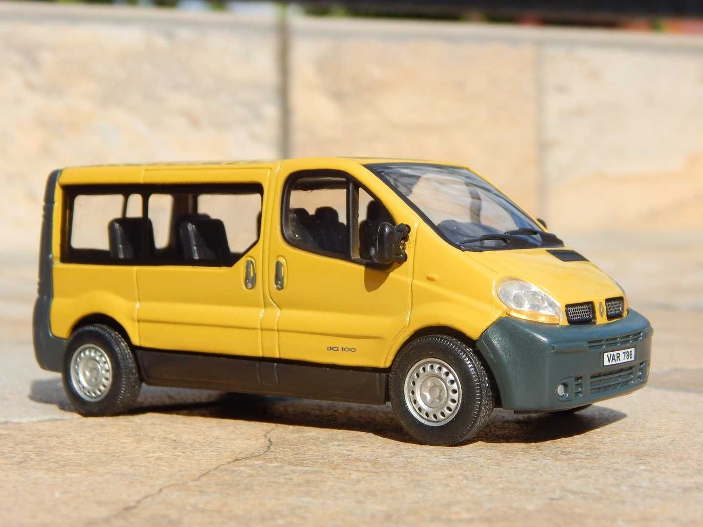 Macheta microbuz transport persoane Renault Trafic II 2001 1:43 +cutie
