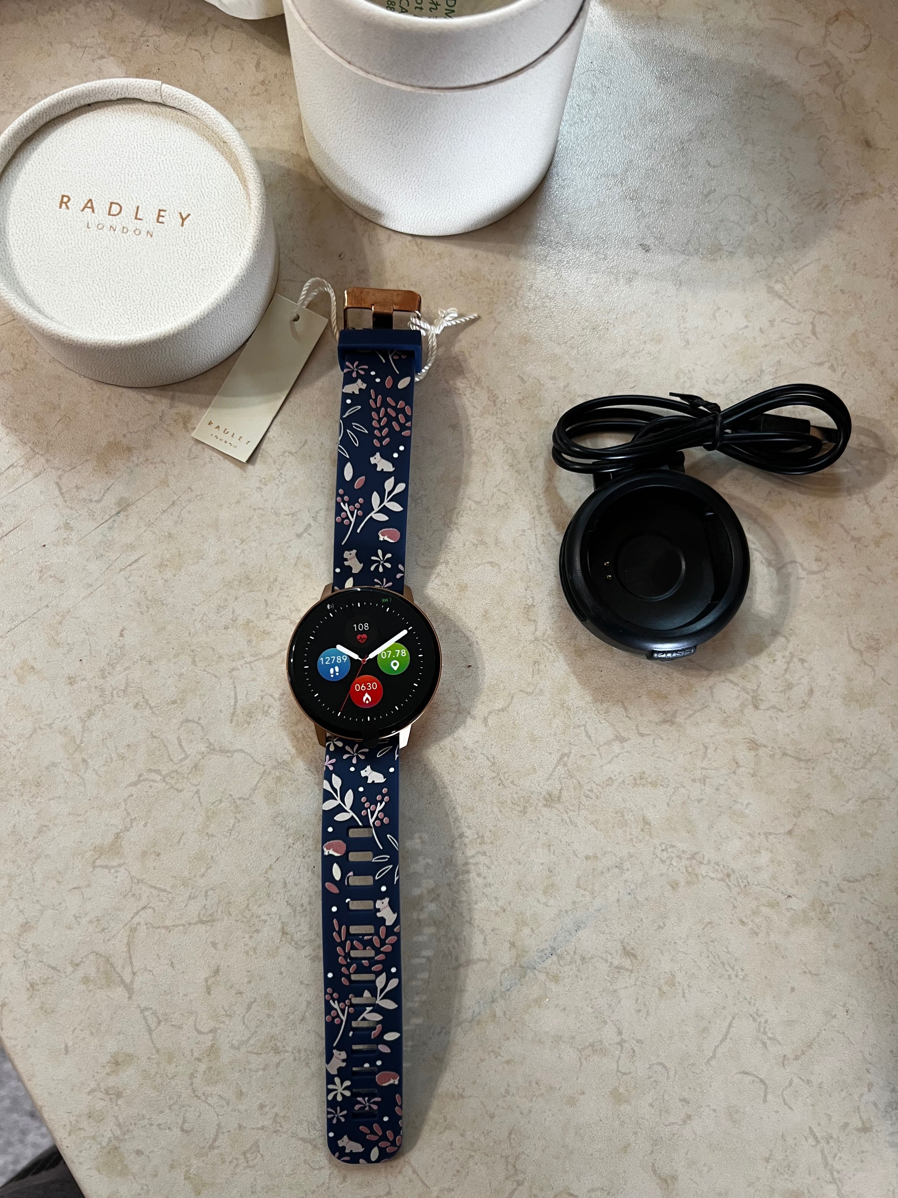 Смарт часовник Radley London