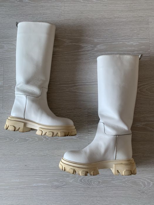 Продаю женские сапоги
