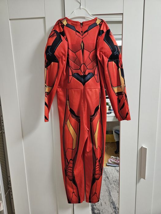 Продавам детски карнавален костюм на Iron man