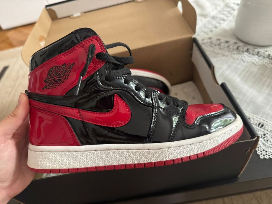 Vand Jordan 1 High Patent Bred 39 in cutie originala
