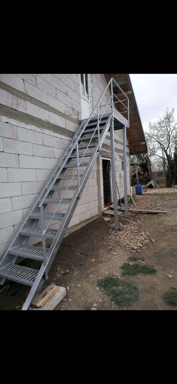 Vindem scări zincate la cerere