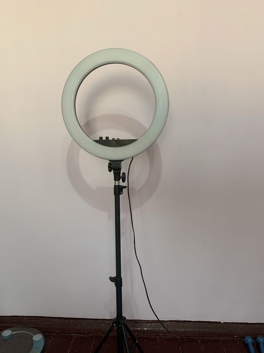 Очень качественная кольцевая лампа на высоком штативе