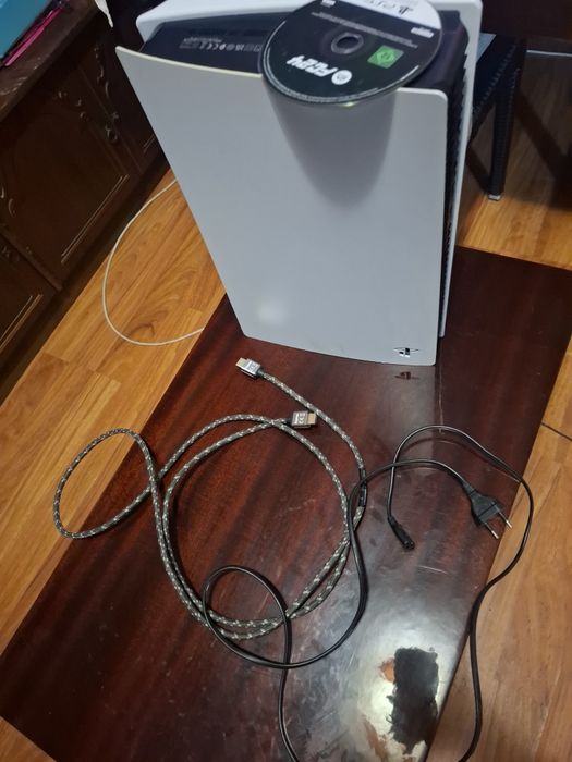 Vând PlayStation 5 Standard Edition (CFI-1016A)