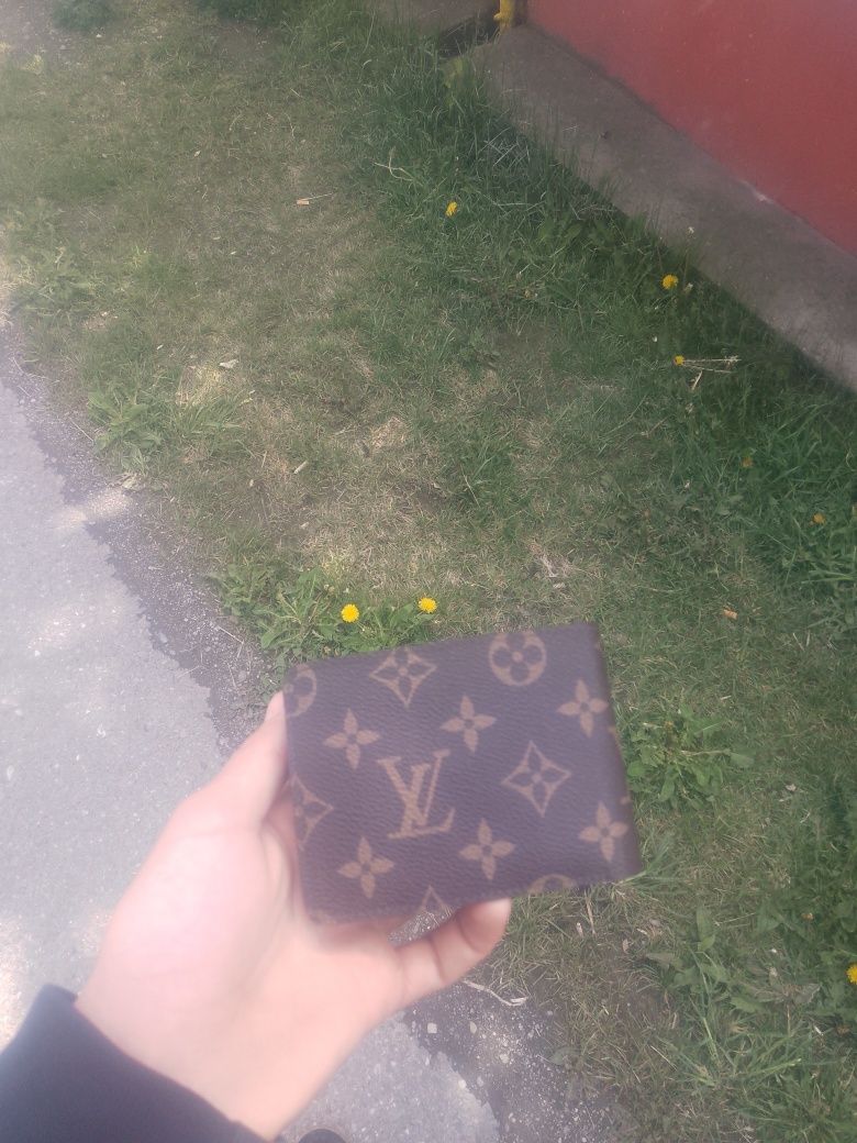 Vând portofel  Louis Vuitton sau dau la schimb  pe lat obiect