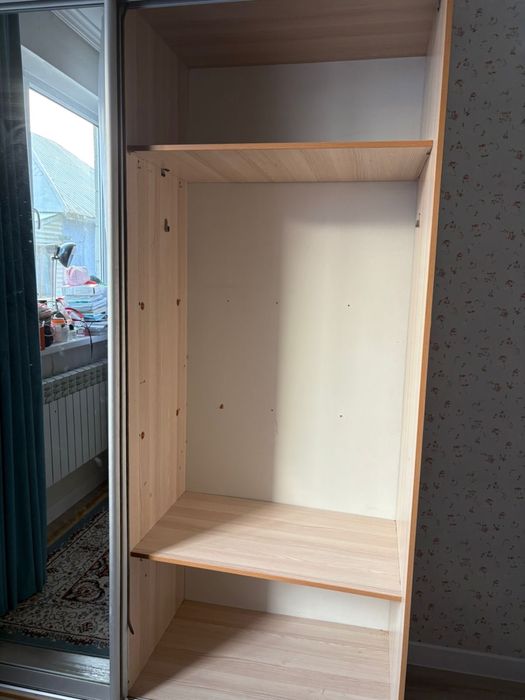 Шифоньер размер 2м уже в разобномном виде стоит