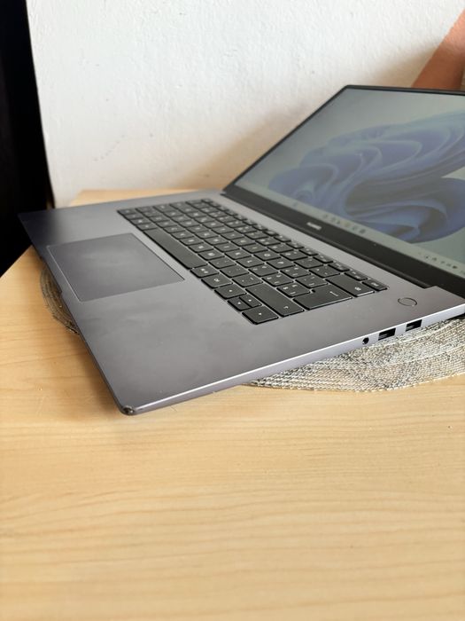 Huawei Matebook 15• Ryzen 5• Bateria 5 ore