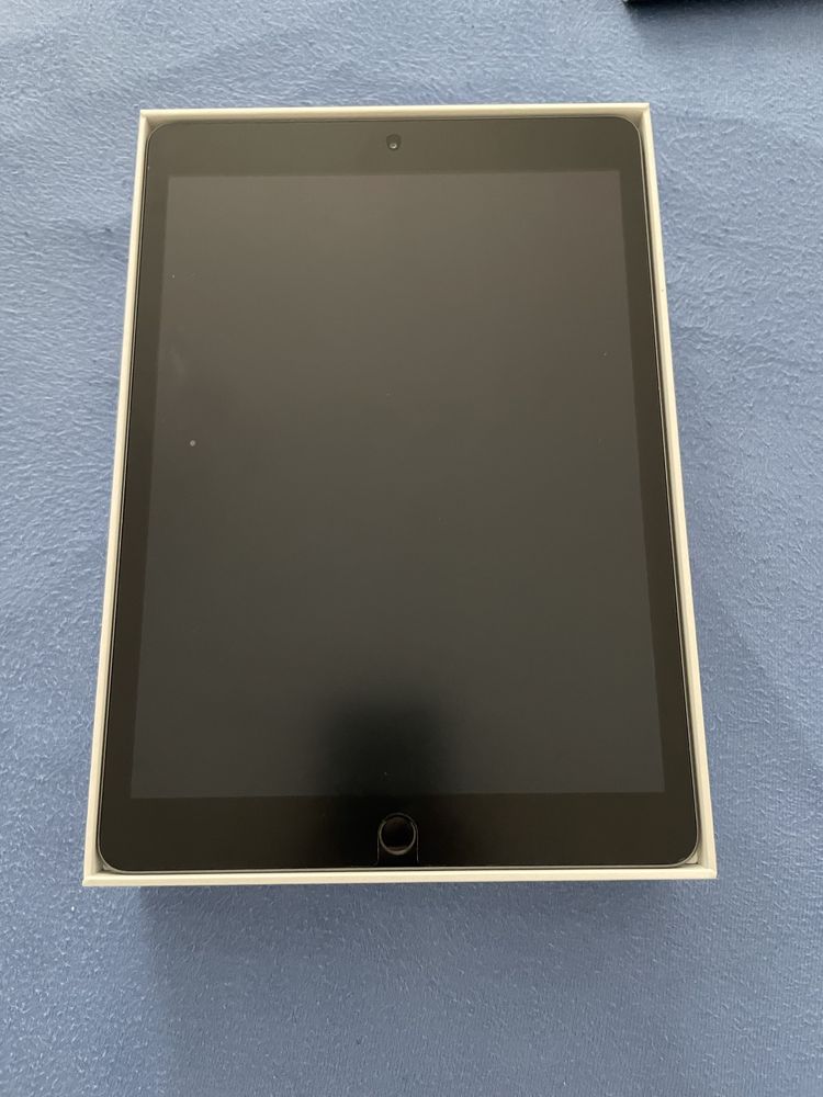 IPad 8 de 32GB cu Apple Pencil + Husa + Tastatura