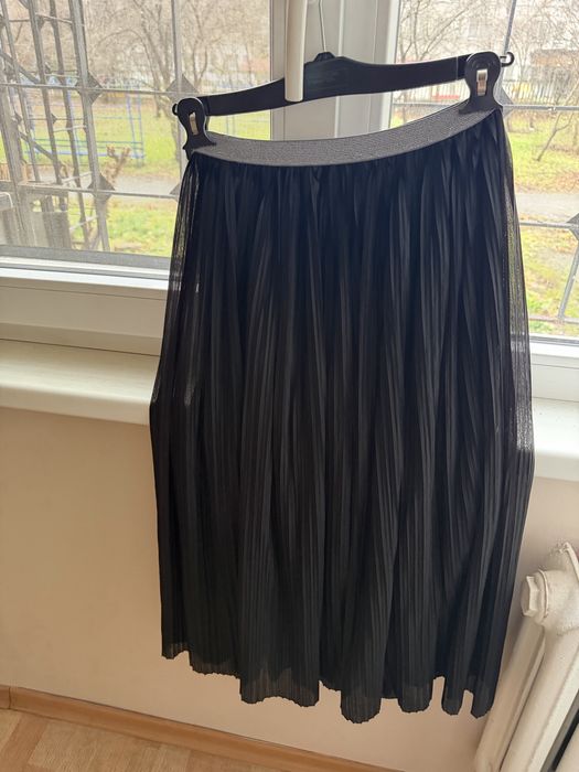 Черна плисирана тюлена пола – миди дължина, отлично състояние