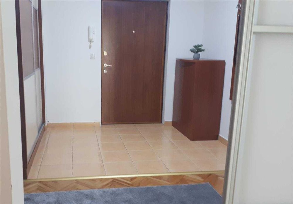 Дава се под наем Тристаен апартамент в Пловдив, Център - 75 кв.м за 255 € - Снимка #1