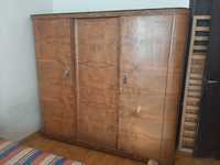 Дървен гардероб и спалня