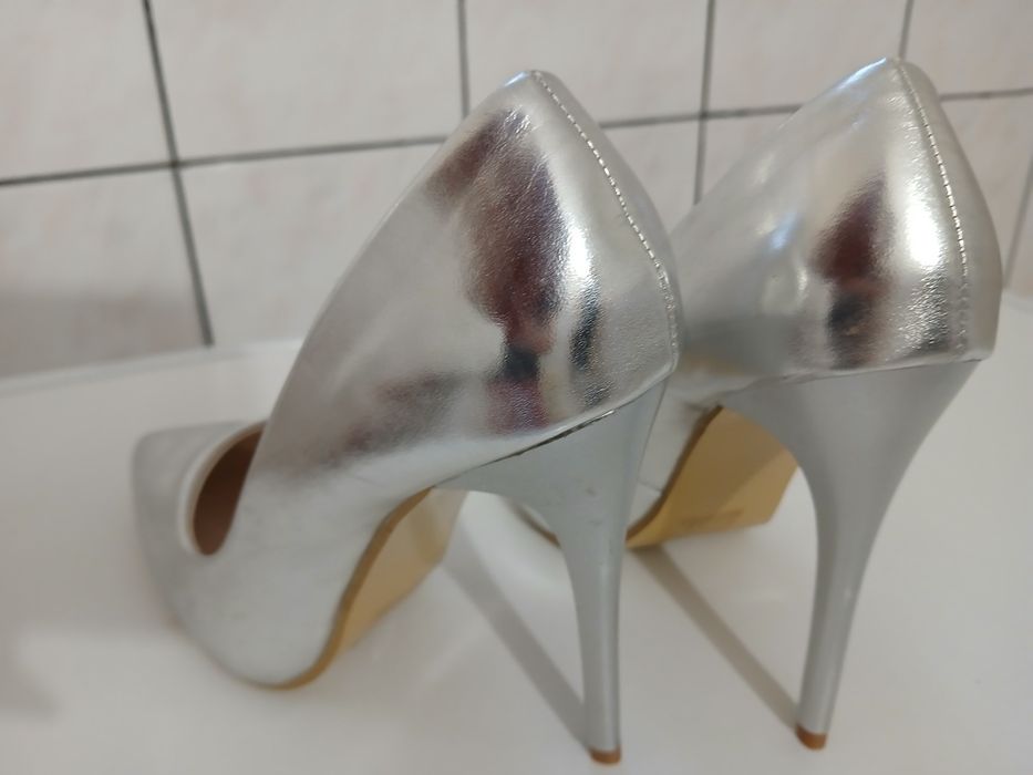 Pantofi argintii noi nr.36