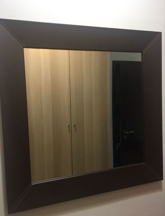 Огледало с кожена рамка