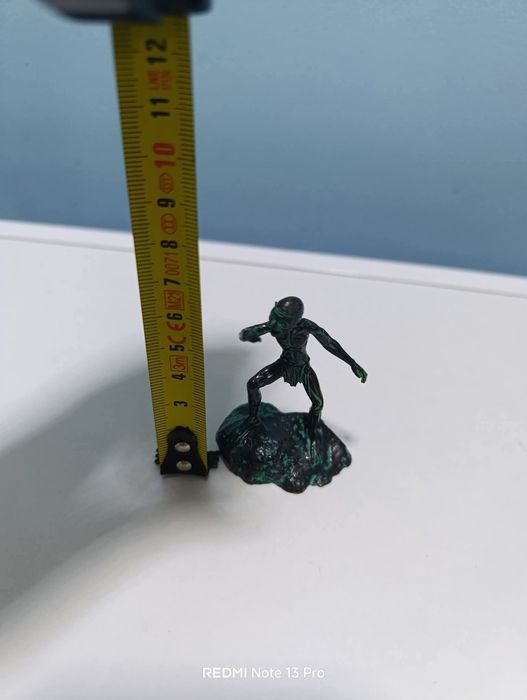 Метална фигурка не я лови магнит