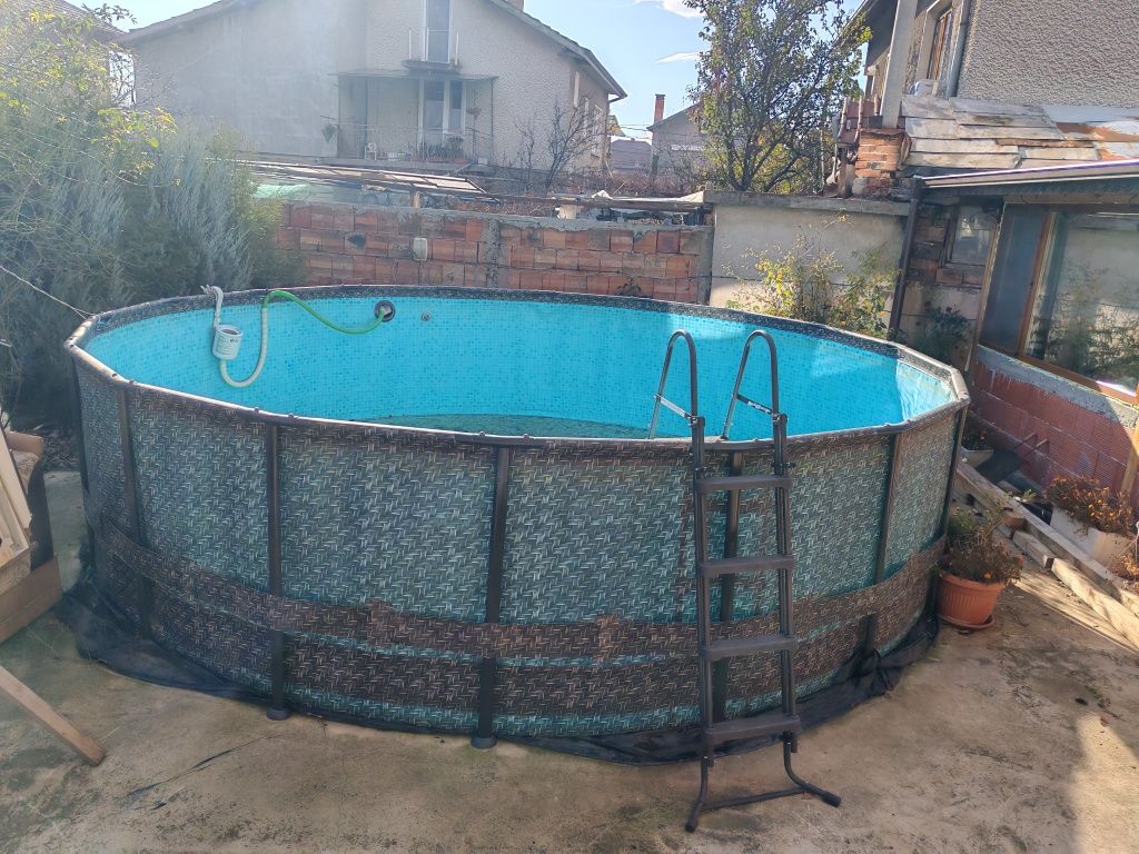 Продавам басейн..
