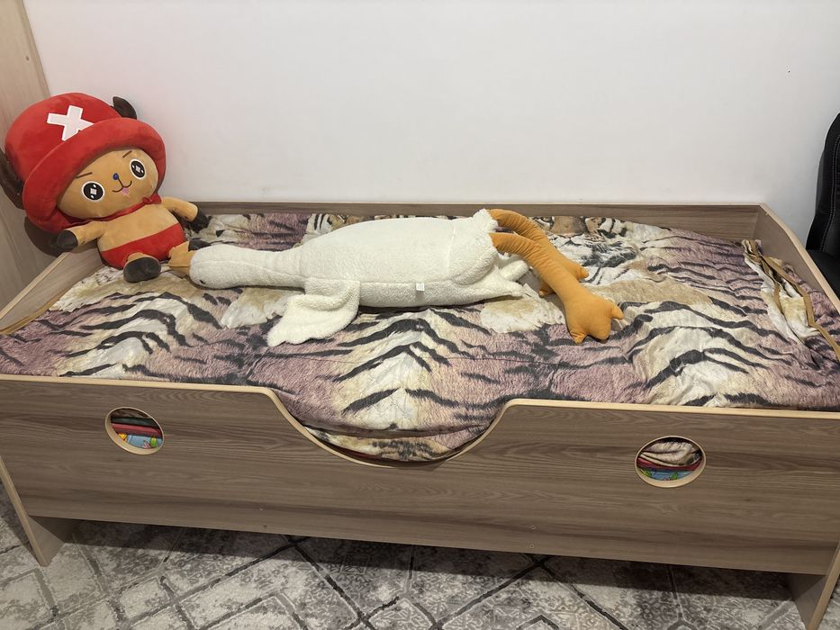 Детская кровать с двумя шкафами