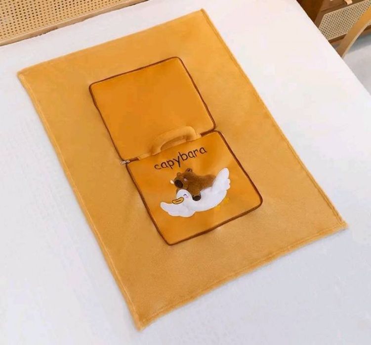 Мека капибара възглавничка 2-в-1 – играчка и одеяло за гушкане