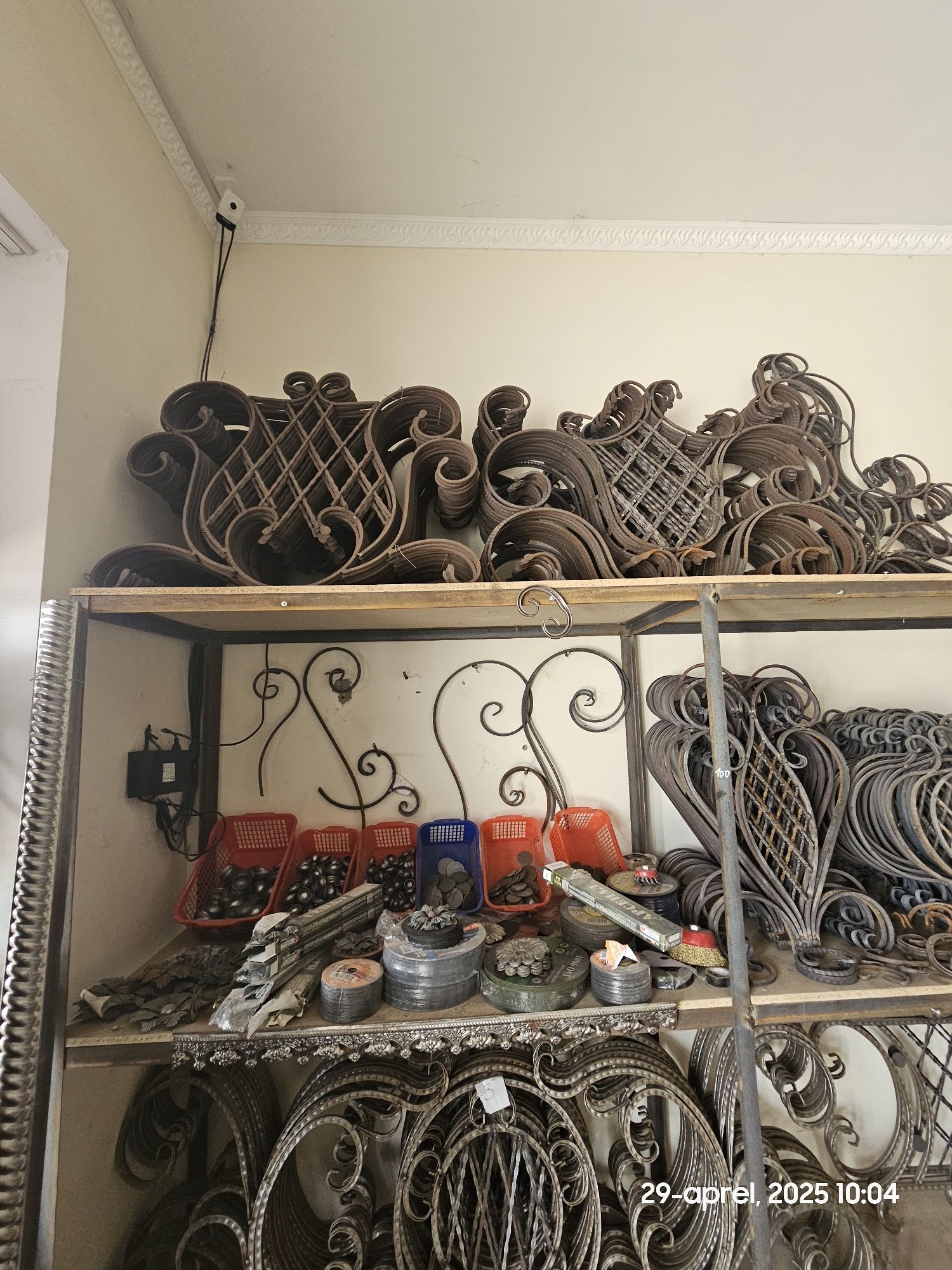 Metal gullar darvoza va reshotkalar uchun