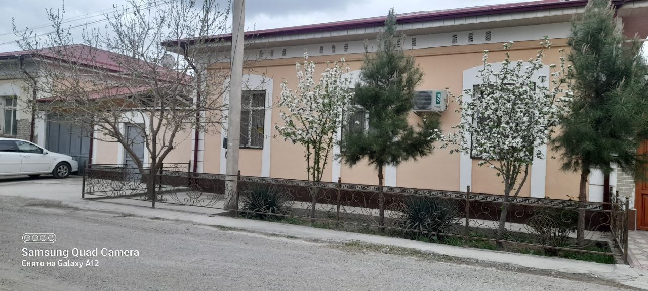 Коттедж сотилади 6 сотихли, 6-микр. Шохсарой туйхонаси орка томонида