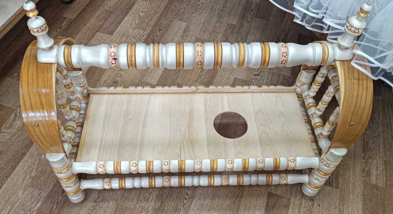 Tut daraxtidan yasalgan oltin beshik