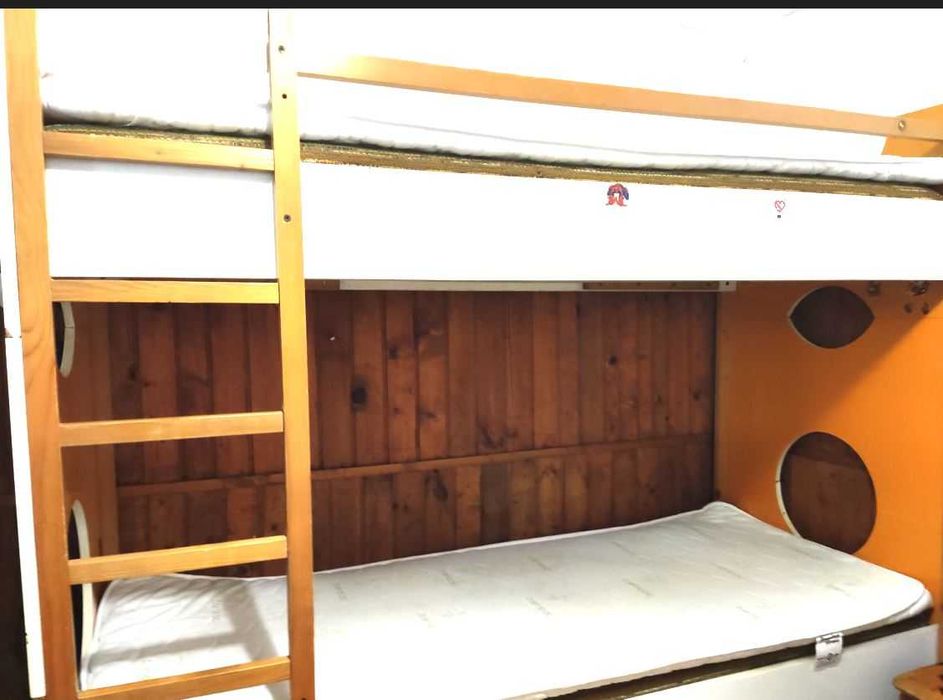 Детски легла спарка двойни с матраци.