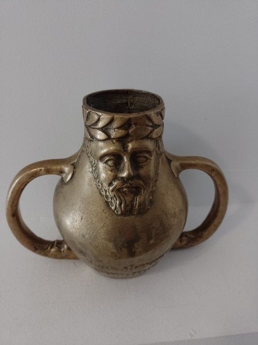 Amfora deosebita din bronz masiv, piesa cu o lucrătură de o foarte mar