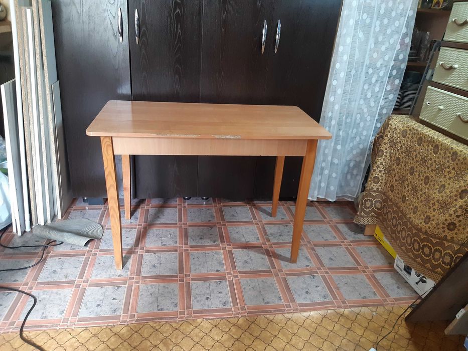 Стол кухонный письменный в хорошем рабочем состоянии