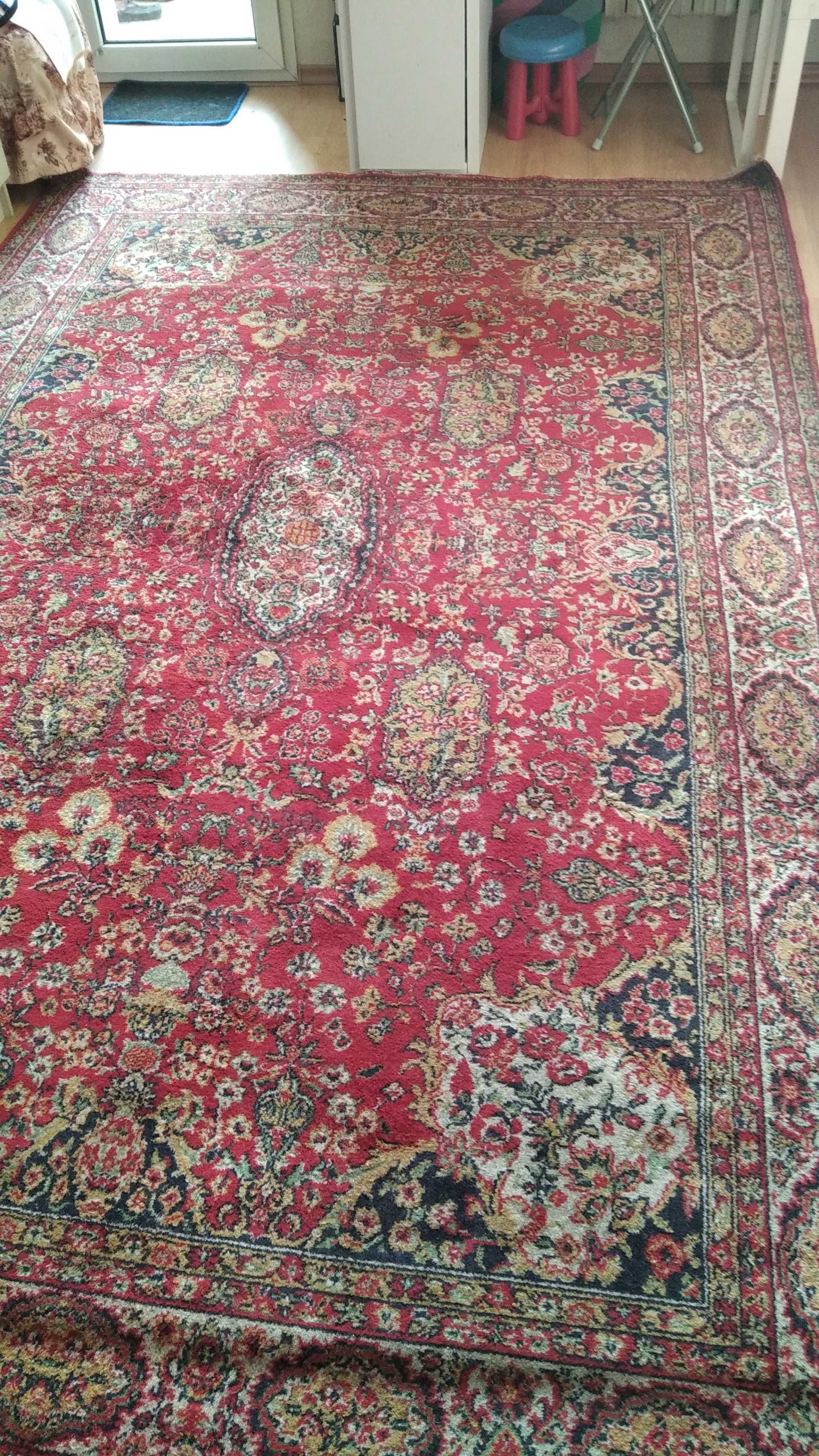 Продавам килим тип персийски.2'50см-1'90см тъмно червен цена 150 лв.