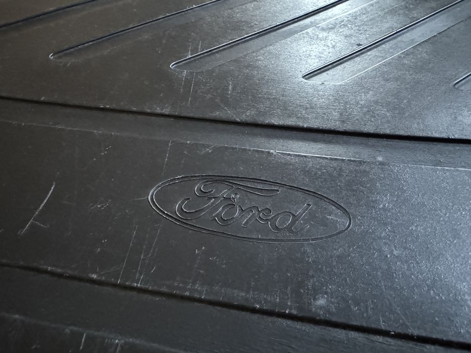 Твърда подложка за багажник Форд Фиеста