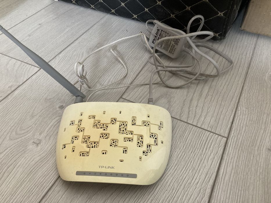 WI-FI роутер, провода в комплекте, подключил работает