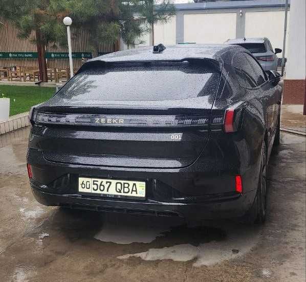 автомобиль Zeekr 001
