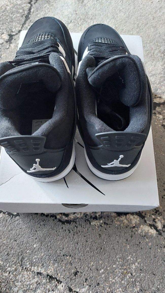 Air Jordan 4  White Thunder
