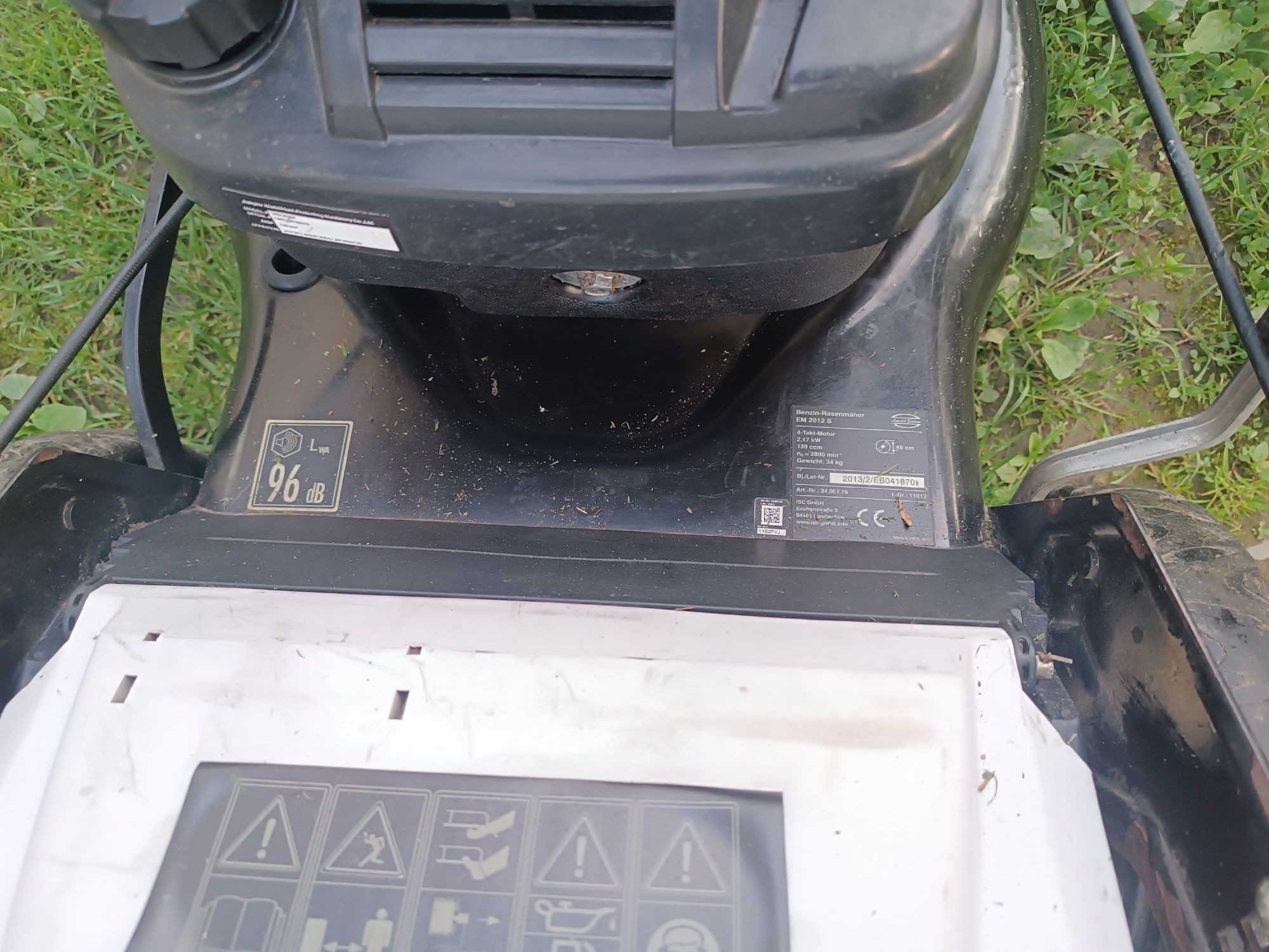 Mașina de tuns iarba (motor in 4 timpi)