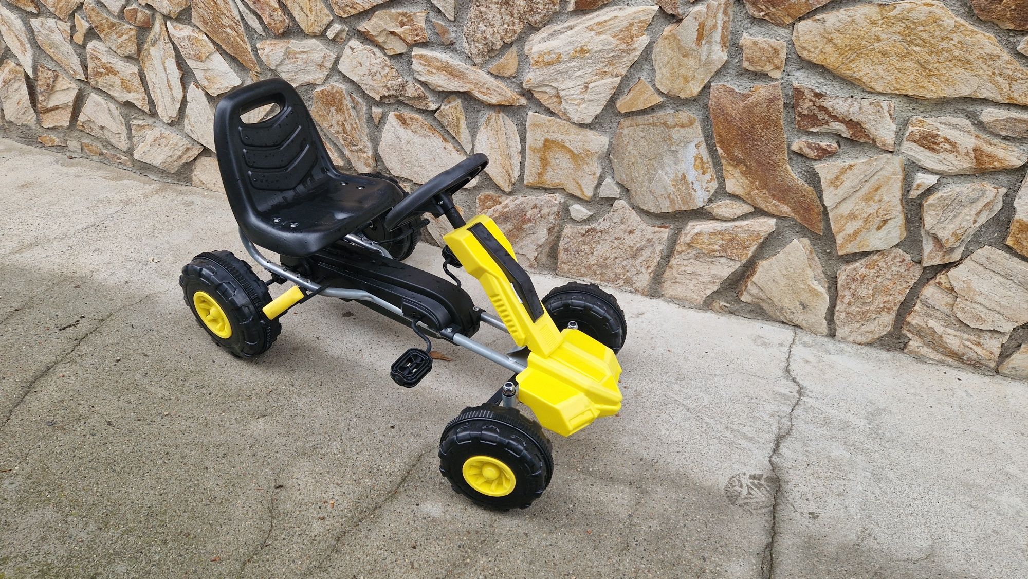 Детска кола с педали