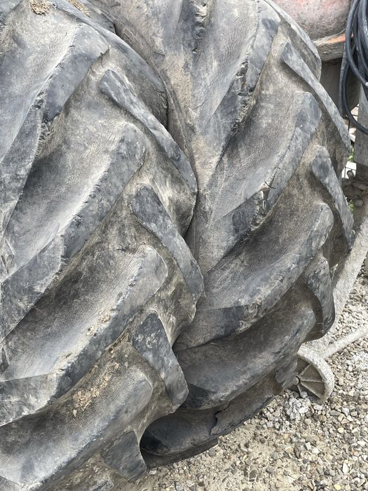 Vând 3 cauciucuri de tractor