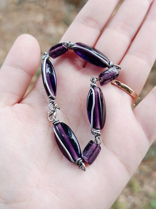 Veche bratara din sticla mov