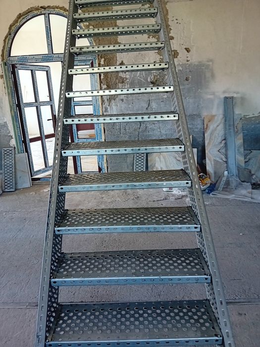 Scara metalica zincata din otel