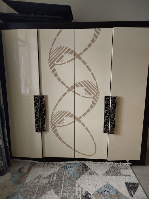 Продам шкаф 4 х дверный отличный