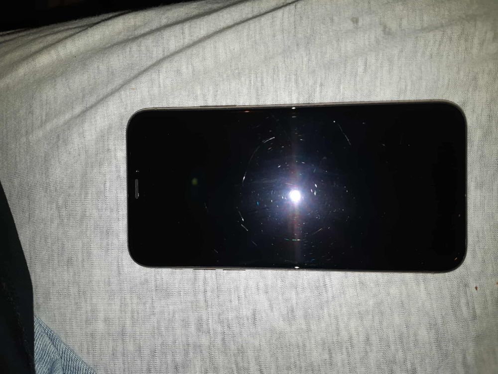 Продавам много запазен Iphone XS gold 64GB