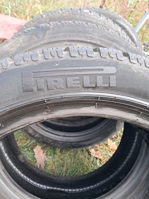 Vând cauciucuri Pirelli R17
