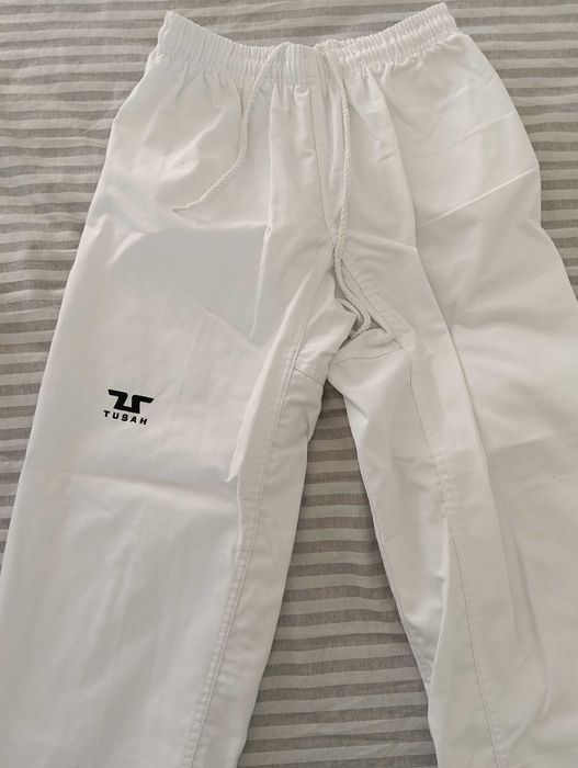 Продавам нагръдник и екип за таекуондо