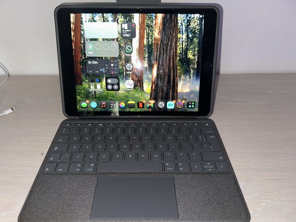 iPad 9 Wifi 64 GB si husa Logitech Combo Touch