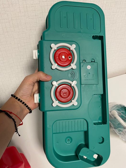 Кухня със светещи котлони, пара и мивка с течаща вода